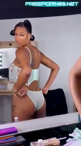 Liz Cambage nude show booty in front of the mirror
